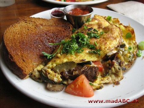 Bondeomelet Hvorfor det hedder en bondeomelet vides ikke - ikke desto mindre smager den dejligt. Omeletten, der kan bruges som frokost og nem aftensmad, laves blandt andet med røget snitte, der stammer fra grisen.