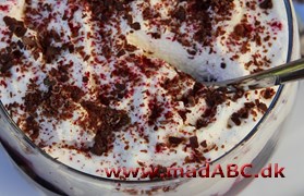 Bondepige med slør - Maries Bondepige med slør er en klassisk dansk dessert med æble. Desserten er nem at lave -gerne i forvejen, og er derfor perfekt til gæster. Retten laves traditionelt ikke med chokoladedrys-