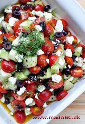 Her er opskriften på en lækker og let salat - der er noget græsk inspireret med både feta og oliven i. Salaten er perfekt som let frokostret - server gerne med hvidt brød til. 