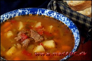 Denne suppe med blandt andet kartofler og champignon er utrolig let at lave og har meget smag. Suppen passer stort set sig selv og er derfor perfekt som let aftensmad for hele familien. 