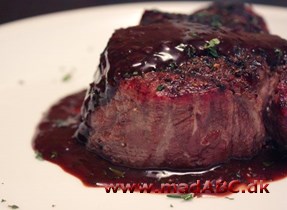 Bordelaisesauce Bordelaise sauce er en af de klassiske franske saucer opkaldt efter bordeaux regionen i Frankrig. Saucen laves blandt andet på oksemarv og rødvin. Saucen står særligt godt til bøffer og rødt kød.