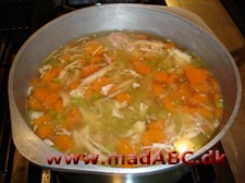 Suppe er en dejlig vinterspise - og denne suppe med blandt andet gulerødder og ost er ingen undtagelse. Fyldt med smag - perfekt som nem aftensmad for hele familien. 