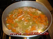 Borgmestergårdens suppe Suppe er en dejlig vinterspise - og denne suppe med blandt andet gulerødder og ost er ingen undtagelse. Fyldt med smag - perfekt som nem aftensmad for hele familien.