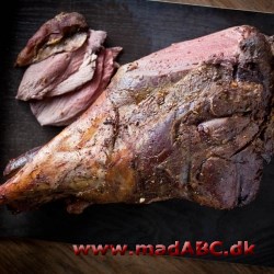 Bornholmsk sommerbuk Her er opskriften på en rigtig spændende ret: grillet dyrekølle serveret med bornholmske kartofler. Perfekt ret til en lun sommerdag med familie eller venner på terrassen med et godt glas vin.
