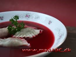 Den bedste rødbedesuppe, iflg. kunstnerinden Katna fra Wroslaw, som her afslører at hemmeligheden bag smagen er Polsk Syltning af rødbederne, inden de koges op til suppe. 