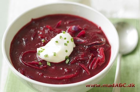 Der findes mange måder at lave borsjtj på - en klassisk østeuropæisk suppe, og her laves den med rødbede og kartoffel. Retten står flot på grund af rødbeden flotte farve. Perfekt aftensmad for familien