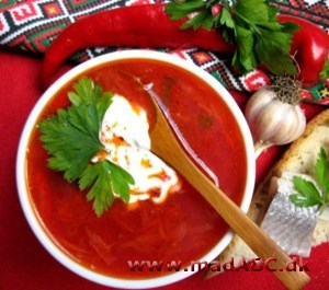 Bortsch - rødbedesuppe Østeuropas bortsch hører, sammen med den italienske suppe minestrone, til i gruppen af kraftfulde supper. Bortsch laves af blandt andet rødbeder og kartofler og serveres med cremefraiche og rødløg.