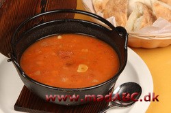 Denne suppe fra Bosnien er en rigtig god suppe til efterår eller vinter. Server for familien eller gæster med groft brød. Nem aftensmad for hele familien. 
