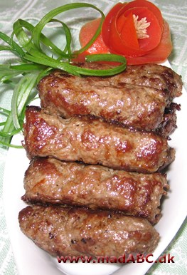Bosnisk Cevapcici - balkanruller Bosnisk Cevapcici er en slags ruller eller pølser lavet med hakket oksekød. Retten er nem og hurtig at lave. Cevapcici er perfekt som let og hurtig aftensmad for hele familien. Let og billigt.