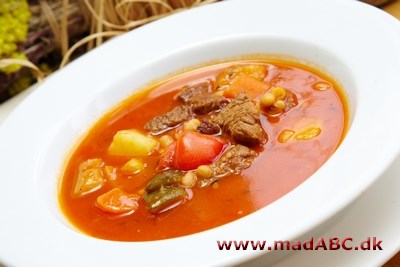 Visegradska corba eller lammekødsuppe er en rigtig lækker vintersuppe. Suppen er let og hurtig at lave, hvilket gør det perfekt som aftensmad for hele familien. Velbekomme. 