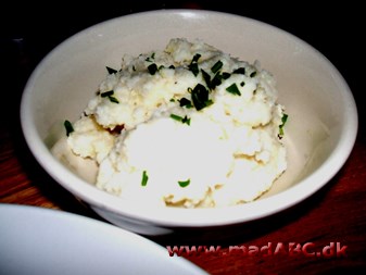 Bosnisk salat med forårsløg Denne salat fra Bosnien er let og hurtig at lave med kun få ingredienser. Salaten smager lækkert til alt slags stegt kød. Lækker tilbehør til hele familiens aftensmad.