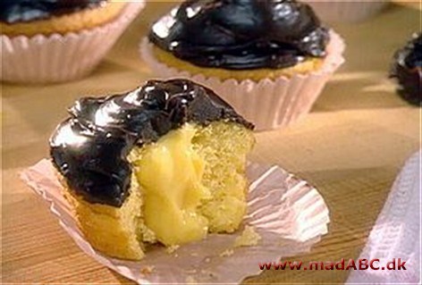 Boston cream cupcakes Her er en spændende dessert, som er en variation af Boston Cream Cake. Cupcaken laves blandt andet med vaniljefyld og chokoladetrøffel overtræk. Flot og lækkert. Perfekt til godt selskab.