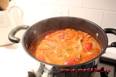 Bouillabaisse er en franskinspireret fiskesuppe, der kan laves på mange måder, oftest med skaldyr. Her laves suppen med rødfisk og havkat. retten er perfekt til gæster, måske serveret med et glas vin. 