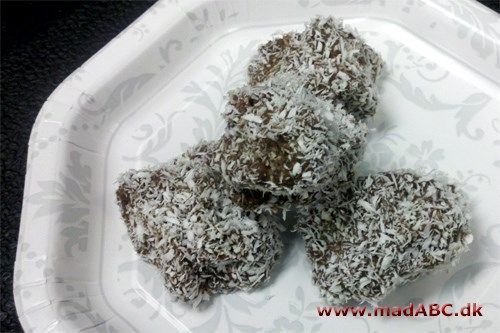 Bountykugler Bounty kugler hedder sådan fordi de laves med chokolade og kokos ligesom den klassiske chokoladebar. Kokoskuglerne er lette at lave og smager himmelsk. Prøv den som lækker snack eller til hygge.