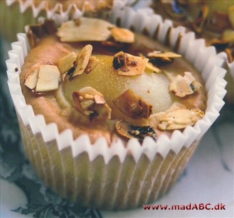 Bourdaloue med karamelliserede mandler cupcakes Betegnelsen Bourdaloue signalerer, at der indgår pærer og mandler i den pågældende ret. Disse cupcakes er lækre og ser flotte ud. Prøv den som let dessert eller som tilbehør til eftermiddagskaffen.