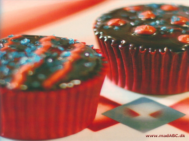 Det kan måske virke som en lidt mærkeligt kombination med bourgognevin og chokolade kombineret i en lækker cupcake. Men de er ikke desto mindre meget lækre. Server gerne et glas portvin eller sherry til.