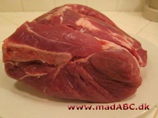 Bovblade i appelsinsauce Bovblad er de to trekantede knogler, der minder om menneskers skulderblade. De sidder over forskanken på kvæg, svin og vildt. Her laves bladene i appelsinsauce. Server gerne med salat.