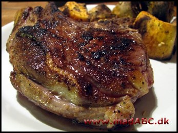 Bovsteaks med sommersauce Hvis du mangler inspiration til grillen en sommerdag, så prøv denne opskrift på lækre steaks serveret med en let sommersauce og kartofler og salat. Perfekt til en god middag på terrassen med familien.