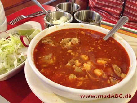 Bozole eller pozole er en ragout, der oprindeligt stammer fra Mexico. Retten laves med majs og havde oprindeligt et rituel betydning. Prøv denne stærke ret med chili som aftensmad - lækkert og nemt. 