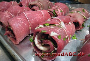 Braciola di manzo Braciola er en lækkert italiensk et. Retten er en slags kødroulade med lækker krydderurtefyld. Prøv retten næste gang du har gæster. Måske med en lækker italiensk rødvin til.