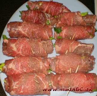 Braciole med hvidvin og rosiner Braciaole er en lækkert ret med pandestegt kød, der oprindeligt stammer fra Italien. Retten laves med kalvekød men også andre typer kød eller tilbehør kan bruges. Perfekt som lækker aftenmad.