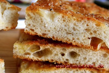 Her er opskriften på et lækkert bradepandebrød lavet på pizzamel og durummel. Brødet er let at lave og er perfekt som tilbehør til kødretter eller salater. Nemt bagværk. 