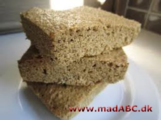 Bradepandebrød ♥ Her er opskriften på et groft med lækkert brød lavet i bradepande. Brødet er let at lave og passer perfekt som tilbehør til kylling, kødretter eller salater.