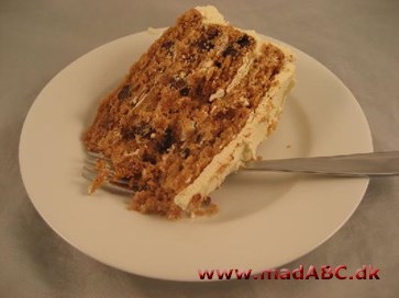 Bradepandekage med ananasjuice og chokolade Denne kage lavet i bradepande er en lækker kombination af annanas og chokolade. Kagen er let at lave og er lækker som dessert eller til eftermiddagskaffen.
