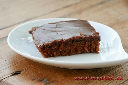 Dette lækre bagværk - en lækker kage med kakao lavet i bradepande er perfekt til familiehyggen. Prøv den en eftermiddag til hyggen eller som nem dessert. Kagen ser flot ud med en lille lag glasur. 