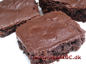 Denne kage med chokolade er super let og hurtig at lave. Prøv kagen til fødselsdag, til gæsterne, på arbejde eller til søndagskaffen med familien. Chokoladekage er ofte populær hos mange. 