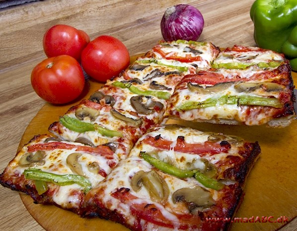 Bradepandepizza Det lyder måske noget utraditionelt at lave en pizza i en brandepande - men ikke desto mindre smager den lækkert. Her er fyldet røget medister og peberfrugt, men du kan altid lave pizza med dit yndlingsfyld.