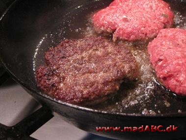Braiserede hakkebøffer i urter Hvis du vil gøre noget ekstra ud af dine hakkebøffer, så prøv denne opskrift på braiserede hakkebøffer í urter. Bøfferne servers med nykogte kartofler. Perfekt som nem men lækkert aftensmad.