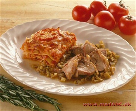 Braiseret kalkun med tomatlasagne Her er opskriften på en lækker tomatlasagne samt braiseret kalkun. Retten er nem at lave, ser godt ud og smager fantastisk. Perfekt som aftensmad for hele familien. og så er der endda kød til to dage.