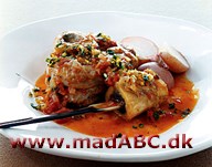 Braiseret kalveskank med strimlede urter Her er opskriften til nem og hurtig aftensmad for hele familien. Retten serveres med kartofler. grøntsager og en sauce. Velbekomme.