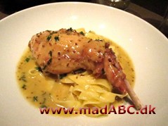 Braiseret kanin Hvis du vil serverer noget spændende og udfordrende ret for dine gæster, så prøv denne opskrift på braiseret kanin. Server gerne med en god flaske vin.