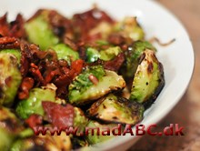 Braiseret rosenkål Rosekål er en dejlig sund vinterspise, da sæsonen for dansk rosenkål løber fra oktober til februar. Her braiseres rosenkål med bacon og gulerod.