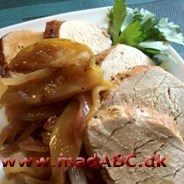 Hvis du vil servere en lækker ret fuld af smag til familie eller gæster så prøv denne opskrift på braiseret svinefilet serveret med æble og løg. 