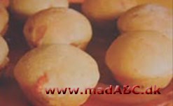 Brasilianske ostebrød Pao de queijo de minuto eller på danske ostebrød eller boller er brasiliansk bagværk. Bollerne er lette at lave og er perfekt som snack eller til hyggen.