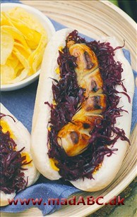 Hvis du er frisk på at servere noget andet end grillbøffer en sommeraften så prøv denne opskrift på tyskinspirerede hotdogs med grillpølser serveret med sauerkraut. 