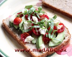 Brie-sandwich Her er opskriften på en let men lækker frokostret med brie og avokado på lækkert brød. Perfekt til en sommerfrokost på terrassen.