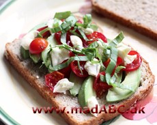 Her er opskriften på en let men lækker frokostret med brie og avokado på lækkert brød. Perfekt til en sommerfrokost på terrassen. 