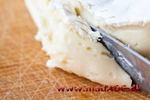Briesnitter med bladselleri Hvis du vil servere lidt godt til dig selv til frokost så prøv denne opskrift på sandwich med brie og rød peber. Let men lækkert.