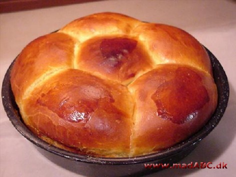 Brioche bagt med syltede hyben og kærnemælksskum Brioche stammer oprindeligt fra Frankrig, hvor den oftest spises som morgenmad. Denne opskrift kan bruges som en dejlig sommerdessert serveret med kærnemælksskum.