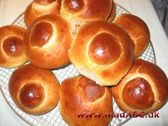 Briocher stammer fra Frankrig, hvor det er et klassisk stykke morgenbrød. Briocher er perfekte på søndags morgenbordet eller til brunch. 