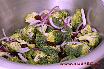 Broccoli- og løgsalat Her er opskriften på en let sommersalat som er perfekt som tilbehør til for eksempel grillmaden. Server gerne med brød til.