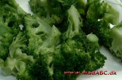 Bag navnet broccoli a la mode gemmer sig dampet broccoli med en let oliebaseret dressing som er lækket tilbehør til for eksempel kødretter. 