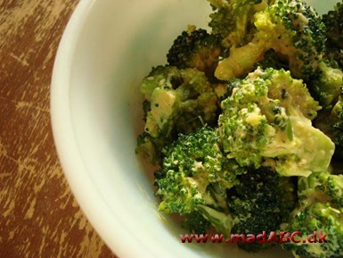 marineret broccoli er en nem og hurtig form for tilbehør til for eksempel kødretter, for eksempel til grillretter. Lav den gerne dagen i forvejen. 