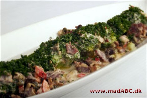 Broccoli med bacon, kapers, peberfrugt og rosiner Denne ret med broccoli og bacon er let at lave og smager lækkert. Prøv den som tilbehør til kødretter eller for sig selv.