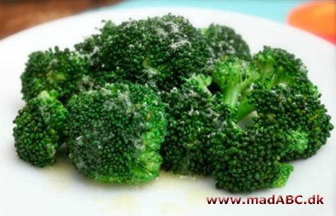 Broccoli er en lækker grøntsag fyld af vitaminer og kostfibre. Her serveres broccoli med citron. Perfekt som simpelt tilbehør til kylling eller kødretter. 