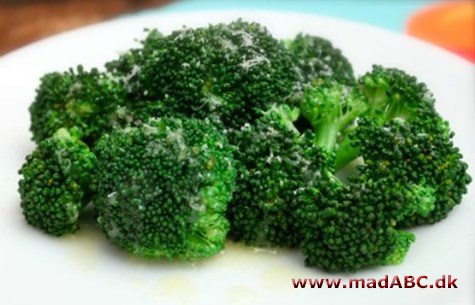 Broccoli med citron Broccoli er en lækker grøntsag fyld af vitaminer og kostfibre. Her serveres broccoli med citron. Perfekt som simpelt tilbehør til kylling eller kødretter.